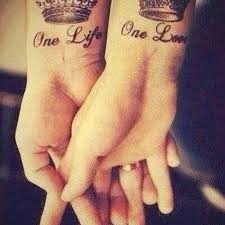 Little Wrist Tattoos Saying One Life And One Love Coordonnees Tatouage Tatouages Couple Marie Tatouage Coordonne