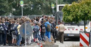 Tom muss um 7.15 uhr den schulbus nehmen, damit er rechtzeitig in der schule ist. Sicher In Die Schule Mit Bus Und Bahn Archiv Rhein Zeitung