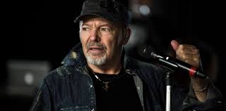 Quando arriva a palazzo d'accursio saluta il filosofo stefano bonaga (video di benedetta. Vasco Rossi Tanti Auguri Al Rocker Italiano Spettacolo Periodico Daily