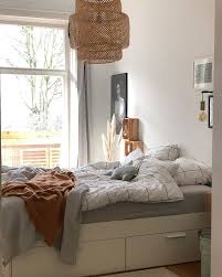 Helles Gemutliches Schlafzimmer Mit Ikea Lampe Selbstgemachtem Nachttisch Weissem Bett Und Bildern An Den Wanden Schlafzimmer Einrichten Weisses Bett Zimmer