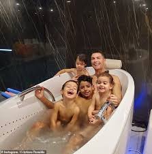 Kostenlose lieferung und gratis rückversand. Cristiano Ronaldo Wird Gefeiert Als Ziele Der Familie Wie Er Posiert Fur Susse Badewanne Snap Und Seine Vier Kinder Aktuelle Boulevard Nachrichten Und Fotogalerien Zu Stars Sternchen