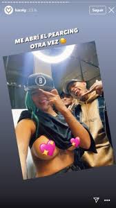 Karol G publica una candente foto sin sostén
