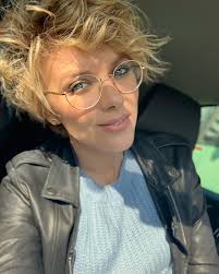 Drift about the perfect style guide with more than a hundred of gorgeous short hairstyle photos and their descriptions! What Are The Best Short Hairstyles To Wear With Glasses Hair Adviser