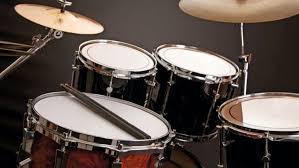 Bunyi alat musik ini dihasilkan dengan cara ditiup dan menggunakan kedua tangan untuk mengatur nadanya. 11 Alat Musik Modern Gambar Penjelasan Dan Cara Memainkannya