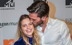 Ze heeft best al wat muzikale ervaring, want op haar dertiende liet ze haar stem horen in de belgische. Bab Buelens En Vincent Banic Hebben Fantastisch Nieuws Te Melden Een Bevestiging Van Onze Relatie Nieuws365