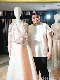 Sebut saja produk kecantikan (makeup), dan yang paling baru adalah bisnis kuliner. Cuma Lulus Sma Ivan Gunawan Bangga Masuk Ikatan Perancang Mode Indonesia