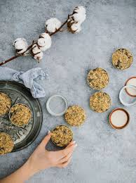 Ces Biscuits Sans Cuisson C Est Le Dejeuner Sur Le Pouce Le Plus Complet Reuni Dans Un Couvercle De Pot Mason C Est Food Healthy Breakfast Recipes Cold Meals