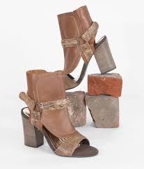 Tutor homestay individual course learn italian with this exclusive experience in bologna at your tutor's home our homestay program in bologna is the perfect choice to. Diba True Italian Love Shoe Women S Shoes In Tan Multi Buckle
