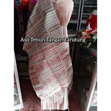 Perpaduan antara jenis kebaya modern dan gaun memang menjadi salah satu busana pernikahan dewasa ini yang sangat populer sekali. Harga Kebayabatak Terbaik Juni 2021 Shopee Indonesia