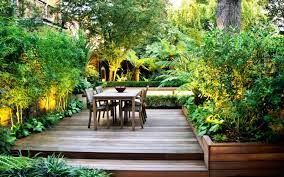 C'est la promesse de passer la belle saison à l'extérieur, confortablement installé sur un espace stable. Quelles Plantes Et Arbustes Pour Une Terrasse Facile A Entretenir Le Blog De La Terrasse En Bois Et Bois Composite