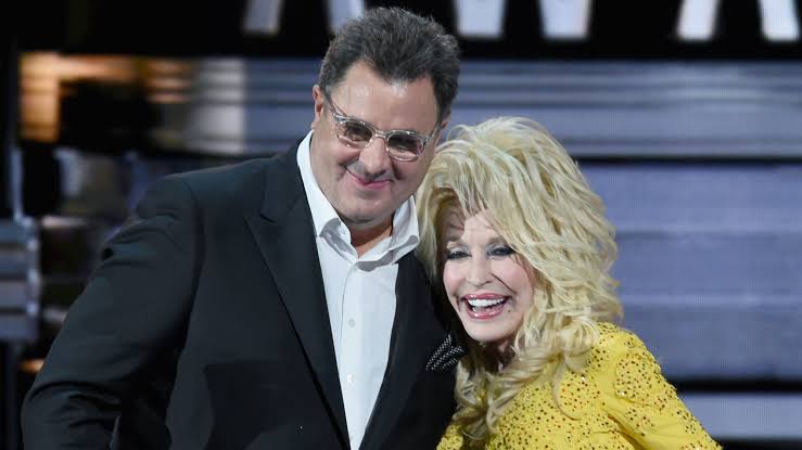 Good Luck Holding It Together as Vince Gill and Lainey Wilson Sing an Emotional  Tribute to Dolly Parton - American Songwriter
