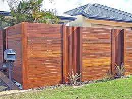 Mossy oak fence has been the industry standard of which other central florida fence companies are compared to when it comes to fence innovation and design. Horizontal Timber Fencing Sunhine Coast Modern Front Yard Front Yard Design Yard Design