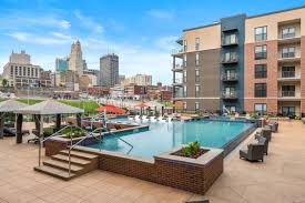 531 Grand Amenities Nspjarchitects Kansascity Kcmo Multifamily Luxuryapartments Apartments P Luxury Apartment Pool Kansas City Apartments Apartment Pool