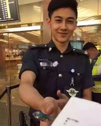 Malaysia airports mohon maaf, ambil tindakan tatatertib. 10 Orang Biasa Yang Menjadi Selebriti Antarabangsa Dalam Sekelip Mata Iluminasi