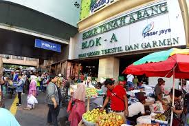 Transaksi jual beli tanah masih belum diketahui secara pasti oleh sebagian besar masyarakat. Aktivitas Jual Beli Di Tanah Abang Kembali Meningkat Antara News