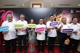 Urusetia penerbitan buku coffee table sempena 40 tahun pemerinthan kdymm sultan pahang. Pelancongan Kini Malaysia Malaysia Tourism Now Pelancaran Promosi Tahun Melawat Pahang 2017