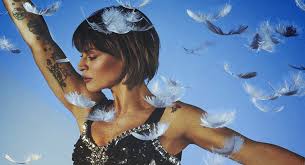Последние твиты от alessandra amoroso (@amorosoof). Alessandra Amoroso Piuma Significato Testo E Video Nuova Canzone