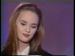 Míme dilemme un jour ou toujours qui sait combien de mois d'émoi cela va durer dis lui toi que je t'aime entre l'amour l'amour et la haine questions de pleins et de déliés qui sait combien de temps cela va durer dis lui. Celebs Vanessa Paradis Dis Lui Toi Que Je T Aime Avant Que Le Ciel 15 Dec 90