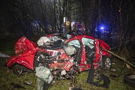In stuttgart wurde das opernhaus beschädigt, im kreis calw standen straßen unter wasser, in reutlingen war der notruf überlastet. Auto Prallt In Stuttgart Gegen Baume Fahrer Stirbt Stuttgart Esslinger Zeitung