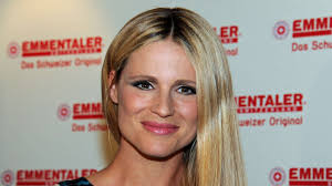 :itscopri tutte le apparizioni televisive, le notizie, gli spettacoli e la biografia di michelle hunziker sul sito ufficiale della showgirl.:enfind michelle hunziker news, tv shows and biography on the showgirl official website. Michelle Hunziker In Zerfetztem Laken Sie Zeigt Nahezu Alles Stars