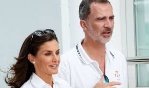El a urcat pe tron la 19 iunie 2014 pe abdicarea tatălui său, juan carlos i. Pro Tv Letizia È™i Felipe Al Spaniei Portret Oficial De VarÄƒ Cum AratÄƒ Fiicele Lor Leonor È™i Sofia