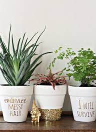 Les pots de fleurs et la poterie décorative en plastique recyclé : 20 Idees Diy Pour Customiser Des Pots De Fleurs Customiser Des Pots De Fleurs Peindre Des Pots En Terre Cuite Pot De Fleurs