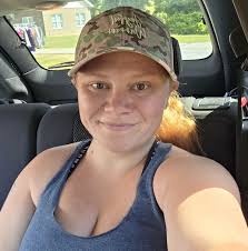 What yarn works well with Sentro knitting machines for a new crocheter with  Red Heart brand yarn?