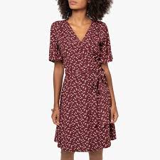 La robe courte parfaite, pour toutes les envies :notre sélection de robes courtes habillées vous permet de choisir le modèle idéal, pour un moment décontracté ou une soirée, par exemple. Robe Portefeuille Courte Imprimee Trefles Imprime Fond Bordeaux La Redoute Collections La Redoute Robe Portefeuille Robe Courte Mini Robe
