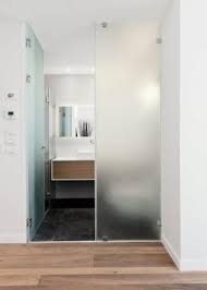 أبواب للمرحاض والحمام 70 صورة نماذج واقية من الرطوبة من البلاستيك والزجاج في الحمام وتركيب الهياكل في الزاوية المقطوعة للحمام وحجم ورقة الباب