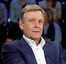 Bitte stimme unseren nutzungsbedingungen zu. Claus Kleber Kleingartner Zeigen Heute Journal Moderator Des Zdf An Welt