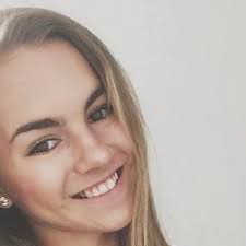 Intentó hacerse una selfie en el castillo de La Bella Durmiente, cayó al  vacío y murió