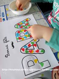 Effectivement c'est une carte un peu particulière qui ne ressemble pas du tout à une carte classique, pour ceux qui veulent voir des cartes qui ressemble vraiment à une carte, regardez ici dans notre sélection de cartes à imprimer. Bonne Fete Papa Gommettes Coeurs Le Blog De Nounoucoindespetits Coloriage Fete Des Peres Idee Fete Des Peres Activite Fete Des Peres