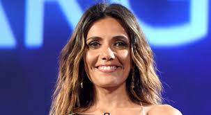 Valeria (serena rossi), donna avvenente e dal carattere deciso ma da sempre disillusa sull'amore, è un'implacabile … nel cast oltre alla protagonista serena rossi ci sono diana del bufalo, massimiliano gallo, fabio balsamo, peppe iodice, gianni. Serena Rossi Il Successo Con Mia Martini E Questa Estate Saro Su Tre Set Differenti