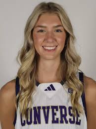 Anna Cary's Instagram, Twitter & Facebook