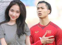 Hòa minzy có chiều cao 1m57. Hoa Minzy Showed Her Demeanor When Tu Long Introduced Her To Cong Phuong With Her Ex Lover