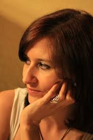 Escribo para el reencuentro, para la búsqueda, para la luz…”