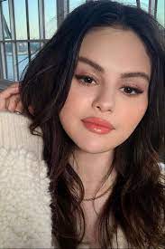 Born and raised in texas, gomez began her career by appearing on. Selena Gomez So Geht Das Peachy Winter Make Up Der Sangerin Glamour
