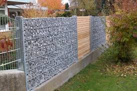 Eine steinmauer ist eine relativ aufwendige, dafür aber auch sehr dauerhafte und haltbare möglichkeit, im garten für die abtrennung sichtgeschützter. Steinmauern Draht Hacker Gmbh Drahte Gitter Zaune