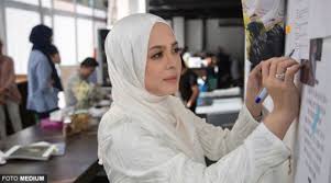 10 artis malaysia yang boleh berbahasa inggeris dengan baik, yang nombor 10 paling tak sangka! Vivy Yusof Tumblr Posts Tumbral Com