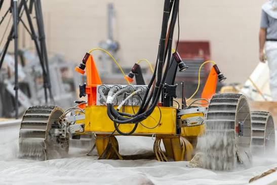 El rover VIPER será enviado a explorar el Polo Sur lunar a finales de 2027. Aunque la NASA canceló el proyecto original a mediados de 2024 por retrasos y sobrecostos, la misión