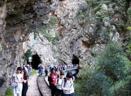 Είναι χτισμένα στα αροάνια όρη (χελμό) σε υψόμετρο 735 μέτρων. Kalabryta A3io8eata Kalabryta Georgio S V Chalet Kalavrita Hotel Diamonh Sta Kalabryta Enoikiazomena Dwmatia Sta Kalabryta Rooms