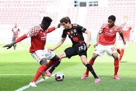 Mainz'in savunma oyuncularından moussa niakhate gösterdiği 71 puanda kalan lider bayern münih, bir maçı eksik leipzig'in 10 puan önünde yer alıyor. 3efkgkxdfhrh M