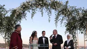 Wie herauskam, soll der kicker mit seiner frau laura verheiratet sein, schreibt das portal promiflash. Mesut Ozil Heiratet In Istanbul Erdogan Als Trauzeuge Welt