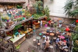 Viens Boire Un Verre Dans Les Fameux Ruins Bars De Budapest Budapest Lieux De Vacances Restaurant En Plein Air