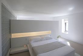 Eine indirekte beleuchtung im schlafzimmer wird auch in diesem beispiel mit pendelleuchten kombiniert. Weisses Schlafzimmer Interior Mit Indirekter Beleuchtung In Lymm Water Tower Von Ellis Williams Architects Freshouse