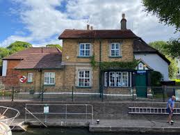 Boulters lock island, maidenhead sl6 8pe england. Ray Mill Island And Boulter S Lock Maidenhead The Gingerbread House Co Uk