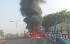 বিদ্যাসাগর সেতুতে চলন্ত যাত্রিবাহী বাসে ভয়াবহ আগুন, প্রবল যানজটে সমস্যায়  নিত্যযাত্রীরা