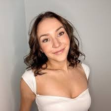 Sara Nielsen's Instagram, Twitter & Facebook