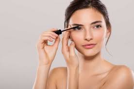 Besonders auffällig sind braune augen im kontrast zu blonden haaren, doch die meisten. Make Up Fur Brunetten Was Passt Am Besten Zu Ihrem Braunen Haar Experto De