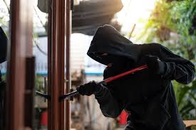 Vrouw hoort inbreker in Tilburg en raakt gewond wanneer ze van schrik naar buiten valt